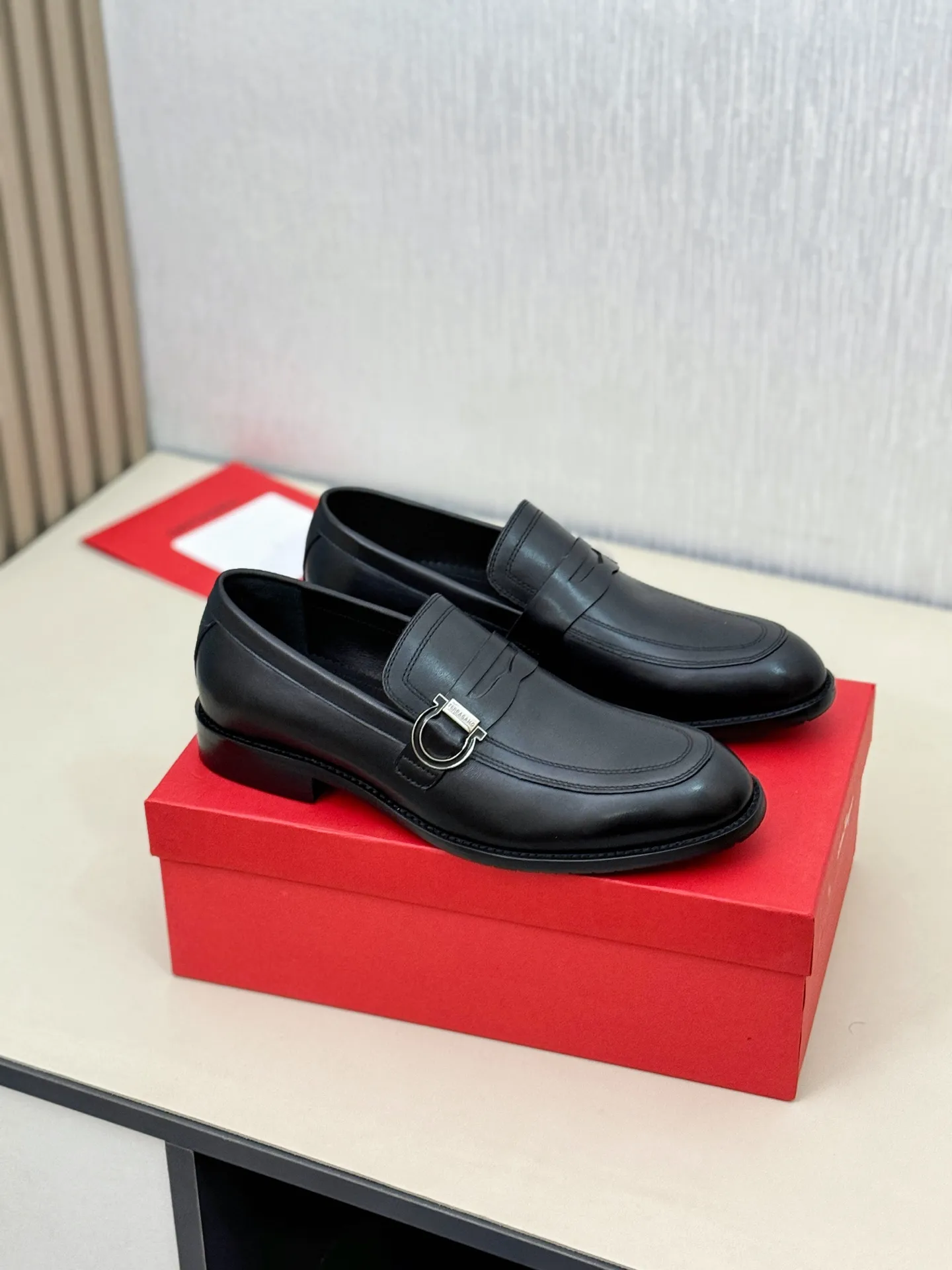 [Ferragamo] P: 560💰 Number of yards: 38~44 (45 orders are non-returnable) Ferragam's new men's formal leather shoes, the fabric is made of imported cowhide, with visible texture, heavy-duty stitching, dyed calfskin inside, standard logo cowhide feet, big-name experience, soft and comfortable on the feet, a men's favorite, special non-slip and wear-resistant rubber soles, easy to handle various occasions, with original box packaging!